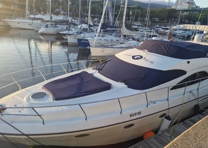 Barco No Coracao Da Cidade - Iate De 5 Estrelas